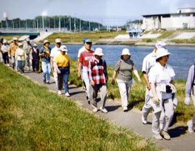 99hatinohewalk01.jpg (27269 �o�C�g)