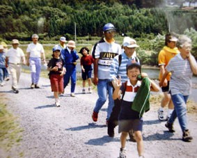 99hatinohewalk02.jpg (29922 �o�C�g)