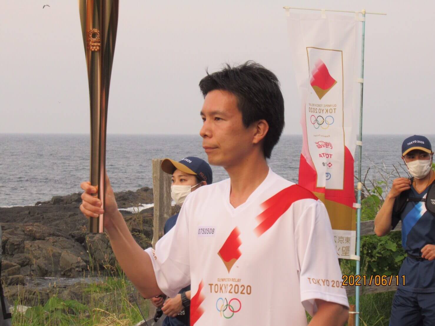 東京2020オリンピック聖火ランナーとして走る居合道門下生加瀬幹氏のイメージ画像